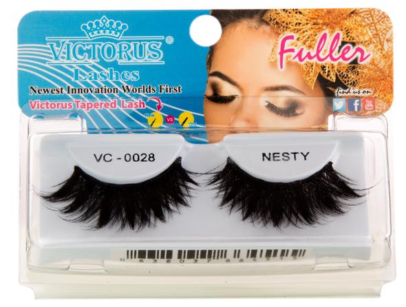 Party lashes & how to apply them like a pro in 4 easy steps!